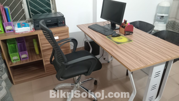 আধুনিক ডিজাইনকৃত কম্পিউটার টেবিল ও চেয়ার